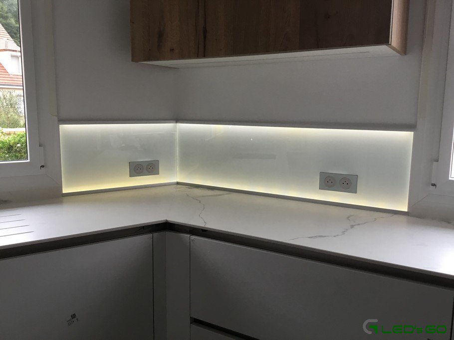 Rubans LED pour cuisine – Bandeaux LED de cuisine – Bandes LED plan de  travail et meubles de cuisine