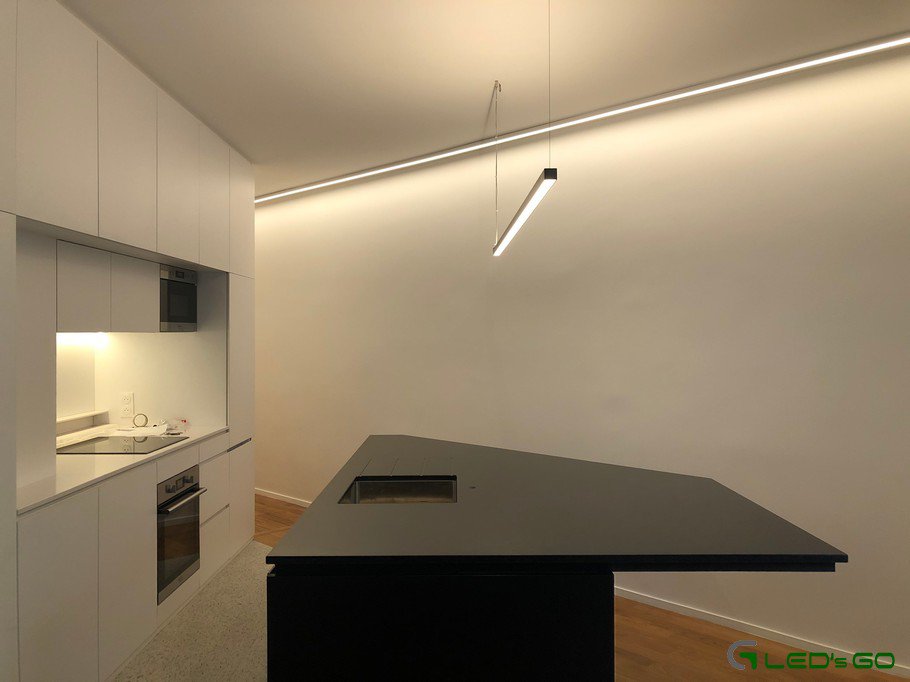 Une cuisine ouverte avec ruban LED
